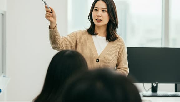 プレゼンテーションをする女性ビジネスパーソン