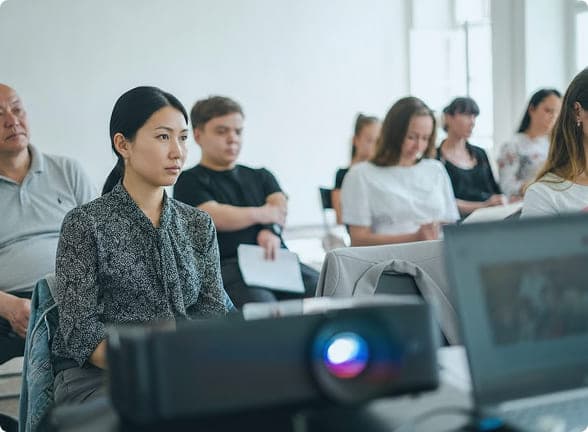 研修を受ける新入社員たち