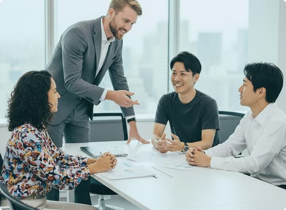 グループディスカッションをするビジネスパーソン