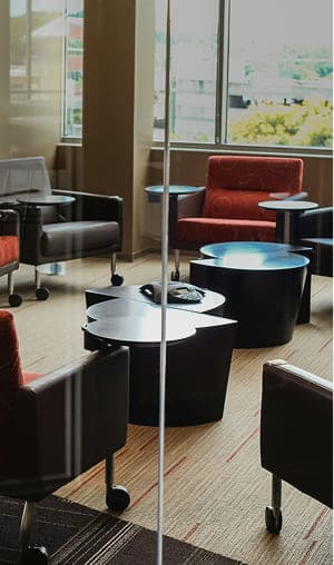 モダンな家具が配置されたオフィスラウンジスペース