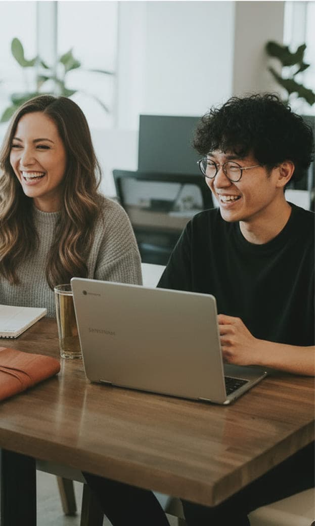 会議テーブルで笑顔で話し合う多様なチームメンバー